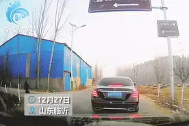 军人新婚经过烈士爷爷墓地下车跪拜，车队鸣笛3秒致敬先烈，画面感动全网图片