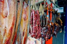 准备过年！最近萧山的猪肉摊鱼摊生意太好了！时不时卖断货图片