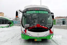 “海豚”新能源公交车今起在61路上线运行图片