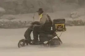外卖小哥凌晨2点顶风雪送餐，艰难骑行令人心疼，网友：这么晚还点餐？图片