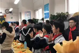 同学们表演手语舞《听我说谢谢你》，与老师一起欢度元旦图片