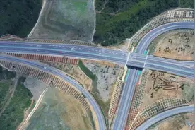 云南迪庆结束不通高速公路的历史视频封面
