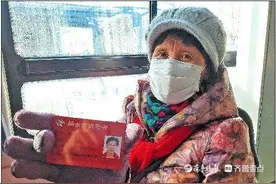 60岁以上老年人坐公交免费！山东多地网点排小长队办理退费图片