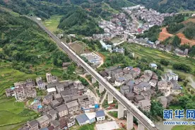 条条大路奔小康图片