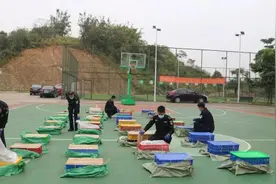 广西查获940公斤活体眼镜蛇和水律蛇，摆满大半个篮球场视频封面