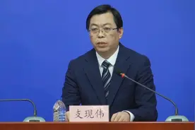 北京市顺义区副区长鞠躬致谢无私奉献的工作人员视频封面