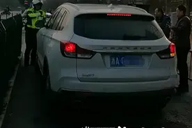 闹市一排车被堵！前车司机呼呼大睡，后车小伙“弃车”狂奔：要迟到了图片