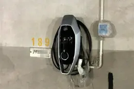 有固定车位也装不了充电桩？上海新能源车猛增后小区车库电力容量不足问题凸显图片
