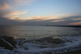 河北秦皇岛：落日余晖映冰海 北戴河冬景迷人图片