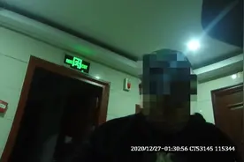 男子半夜回家却见到一群陌生人，这是在做梦吗？图片