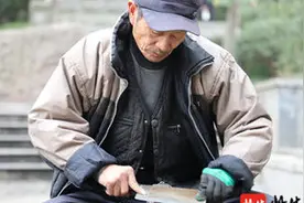 “磨剪子嘞，戗菜刀”传统磨刀老行当重现南京街头图片