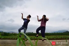 温州曳步舞夫妇走红后：去过了大城市，还是更爱田埂上的舞台图片