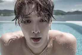 人鱼王子！张艺兴泳池大片发布 上演湿发眼神杀图片