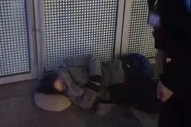 寒夜里，女子为何露宿街头？图片