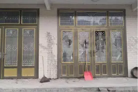 湖北鹤峰一村民损坏他人门窗并泼大粪 被处刑拘并公开道歉图片