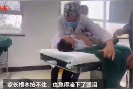 “天使医生”边哄边给宝宝缝伤口，获数万点赞图片