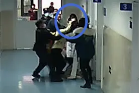“救”女心切，女子想加号被医生拒绝大闹诊室