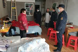 扶贫助残暖人心 城管默许下的残疾人烧饼摊图片