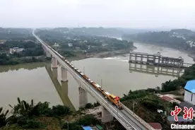 四川川南城际铁路自贡至泸州区间铺轨作业结束图片
