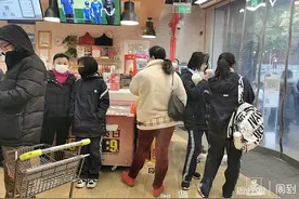 天冷！曹杨二中考点早早到来的考生，纷纷挤进了开空调的超市丨春季高考现场直击图片