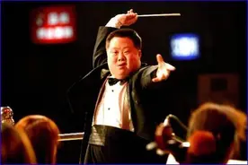 还记得那位“天才指挥家”舟舟吗？他如今长这样……图片