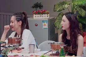 这就是街舞：王一博第一次看到那么多漂亮姐姐，害羞的对着墙跳舞视频封面