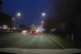 哈萨克斯坦一只狗狗被拴在车后高速拖行 沿路留下一行血迹图片