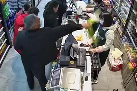 老人疑插队未果抽打收银员，超市回应图片