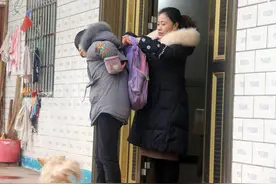 11岁女孩成事实孤儿 爱心村民主动收养给予母爱图片