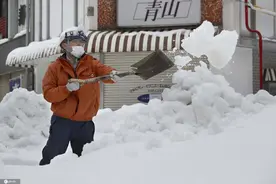 日本福井遭遇大雪 民众清理积雪便利店货架被抢购一空图片