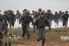 挑战极限！特战队员双手捆绑被投海中 20秒成功自救图片