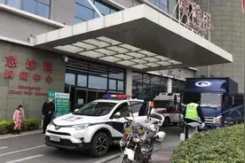 孕妇陪丈夫送货返程“要生了”，中山交警护送入院顺利生产图片