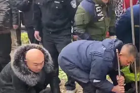 阜阳一4岁男童坠入20米水井，救援人员用挖掘机、铲车救人视频封面