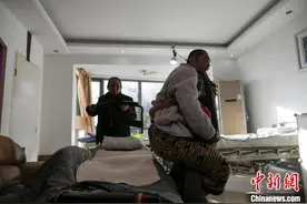 照顾昏迷卧床男友三年多“80后”女孩期待唤醒爱人图片