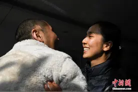 照顾昏迷卧床男友三年多 80后女孩期待唤醒爱人图片