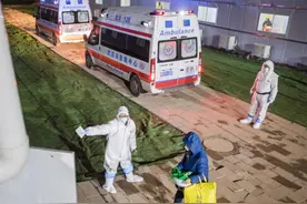 大连中风险区女子不配合防疫登记硬闯小区 称“找卢书记”让志愿者放行图片