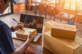 剁手党们最关心的问题来了！快递企业春节基本不打烊，一般快递件或加收10元服务费图片