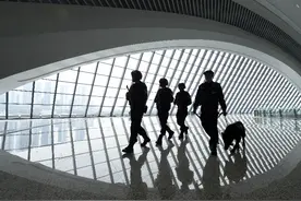 我国报警电话为何是110？人民警察八代警服变迁长啥样？答案在这图片