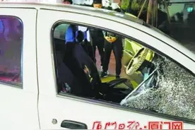 逃犯连闯两个红灯还紧锁车门 厦门民警两拳砸穿玻璃将其控制图片