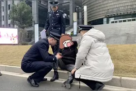 最快出警！3秒冲出6个民警……视频封面