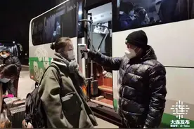 在大连大学生启动返乡之旅图片