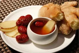 生姜红糖水可驱寒暖胃，但要注意一点图片