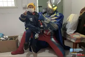 与“光之国”最强奥特曼赛罗见面后 5岁患癌男孩精神都变好了图片