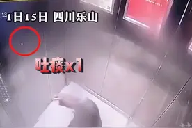 气愤！四川一老太电梯内将鼻涕口痰甩门上，物业回应了图片