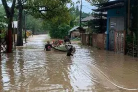 印尼美娜多市发生洪水和山体滑坡 6人遇难图片
