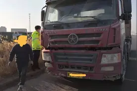 套牌+无证驾驶！一辆重型半挂牵引车违法上路被查获图片