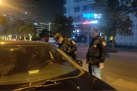 深夜，杭州特警在路边劝离违停车，无意中一瞥发现不对！打开后备箱，惊了...图片
