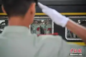 他们重逢街头踢正步，有些东西已经刻在骨子里不会忘图片