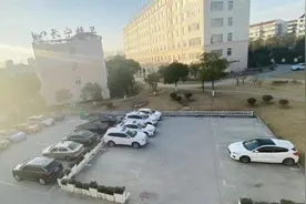 上海一老小区停车难，竟可以停到对面医院去！每月只要150元→图片