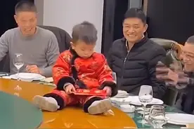 萌娃被放到旋转餐桌上转圈收红包，网友：让我坐上去转一圈吧图片